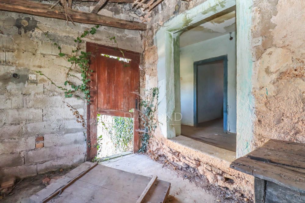 Casa da ristrutturare con ampio cortile nell'Istria centrale! 