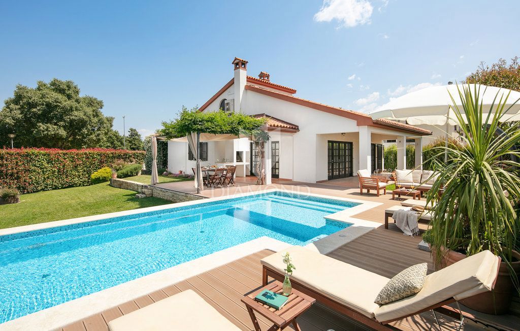 Casa con piscina vicino al centro di Parenzo