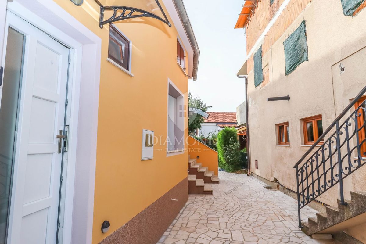 OPPORTUNITÀ! Palazzina a 200 m dal mare, Pješčana Uvala! 