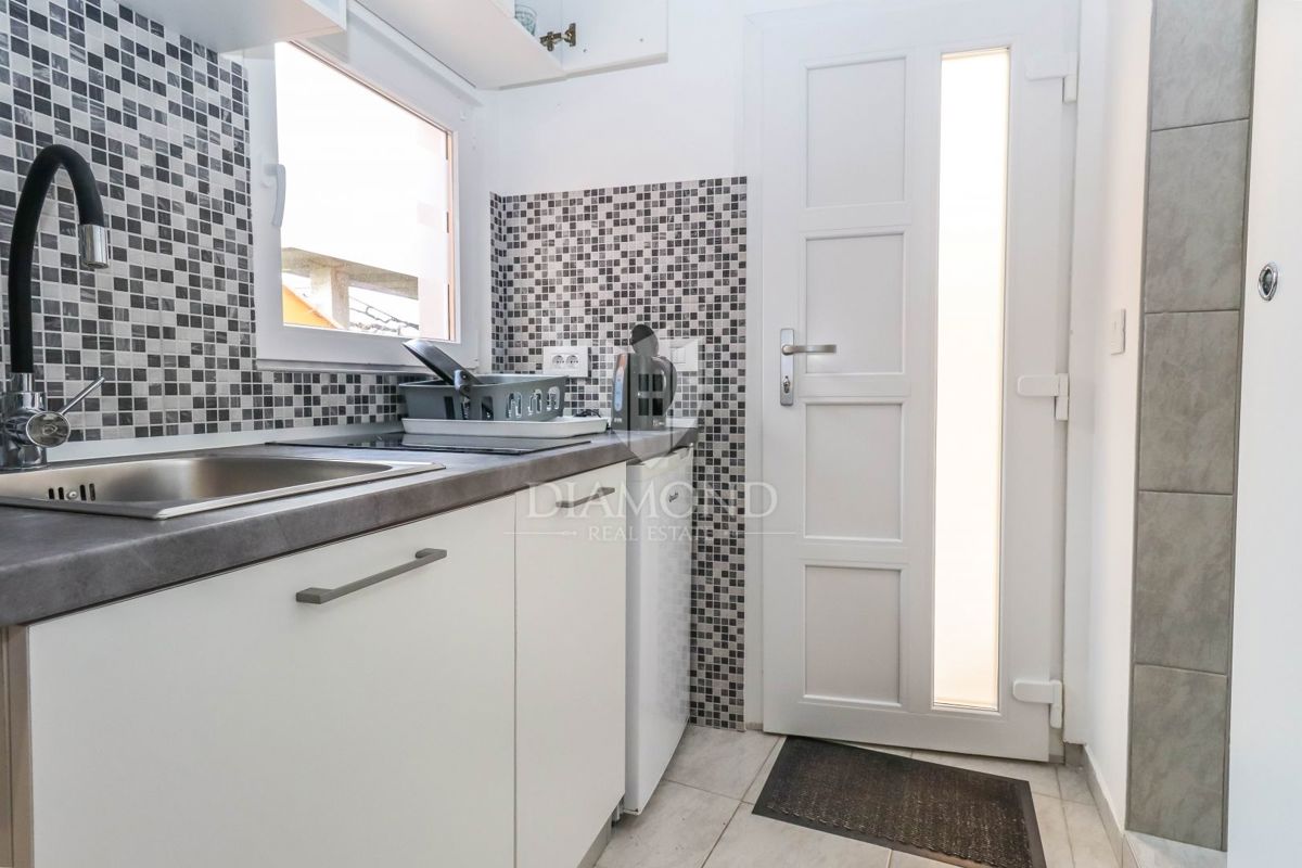 OPPORTUNITÀ! Palazzina a 200 m dal mare, Pješčana Uvala! 