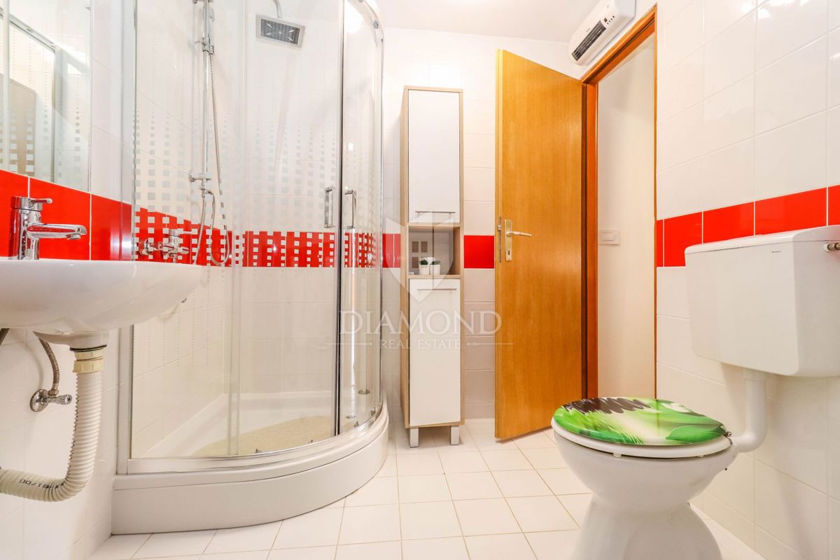 OPPORTUNITÀ! Palazzina a 200 m dal mare, Pješčana Uvala! 