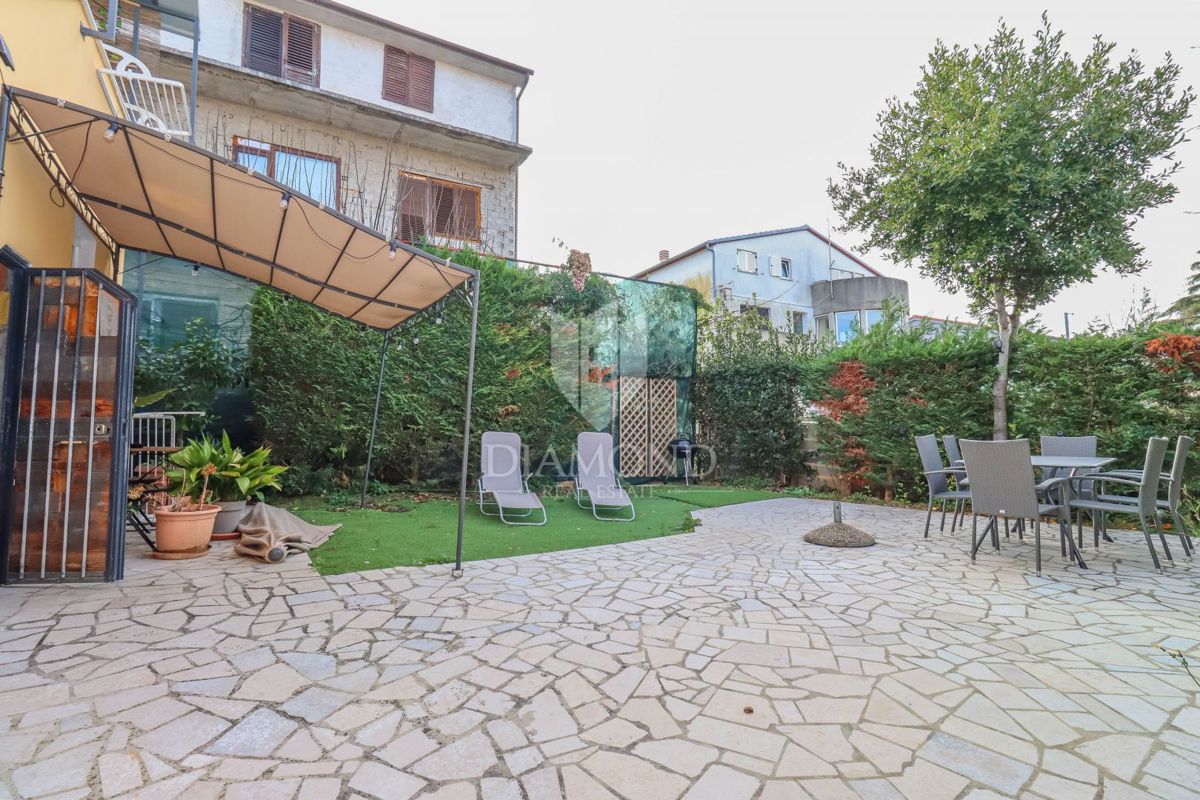 OPPORTUNITÀ! Palazzina a 200 m dal mare, Pješčana Uvala! 