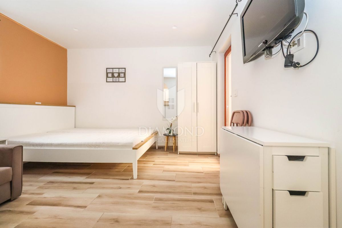 OPPORTUNITÀ! Palazzina a 200 m dal mare, Pješčana Uvala! 