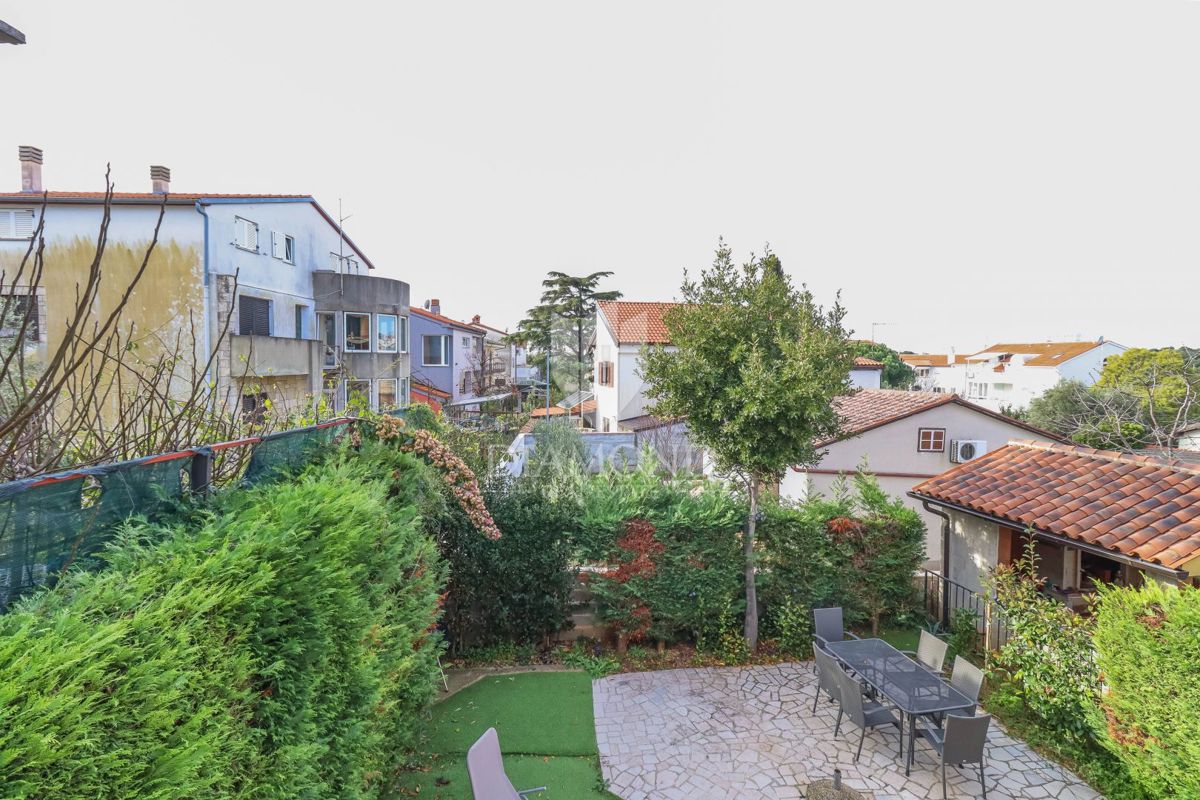 OPPORTUNITÀ! Palazzina a 200 m dal mare, Pješčana Uvala! 