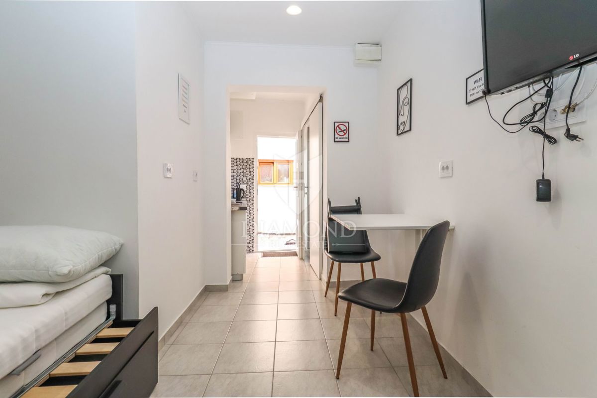 OPPORTUNITÀ! Palazzina a 200 m dal mare, Pješčana Uvala! 