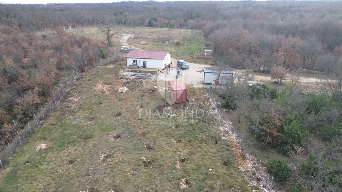 Casa situata su un ampio terreno di 10.350 metri quadrati.