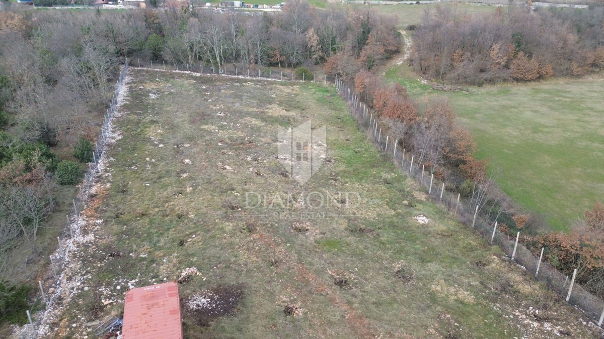 Casa situata su un ampio terreno di 10.350 metri quadrati.