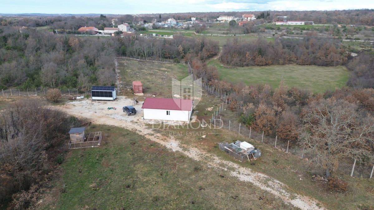 Casa situata su un ampio terreno di 10.350 metri quadrati.