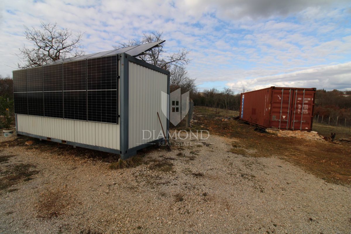 Casa situata su un ampio terreno di 10.350 metri quadrati.