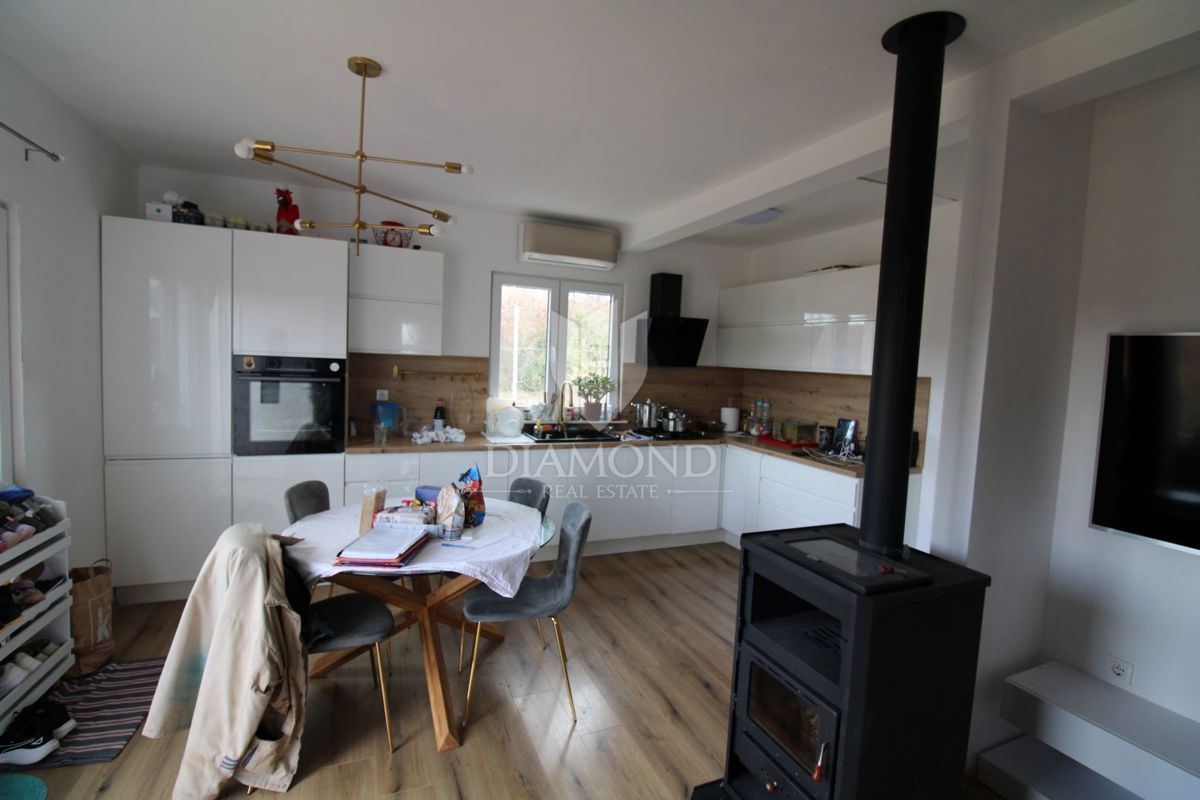 Casa situata su un ampio terreno di 10.350 metri quadrati.