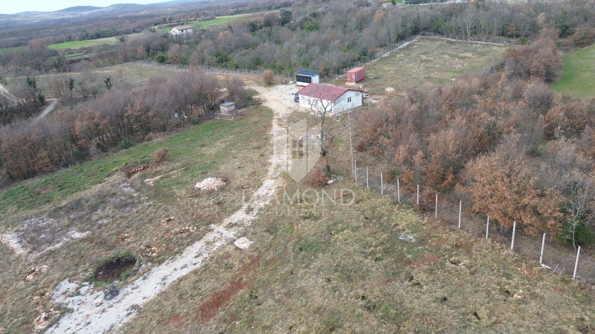 Casa situata su un ampio terreno di 10.350 metri quadrati.