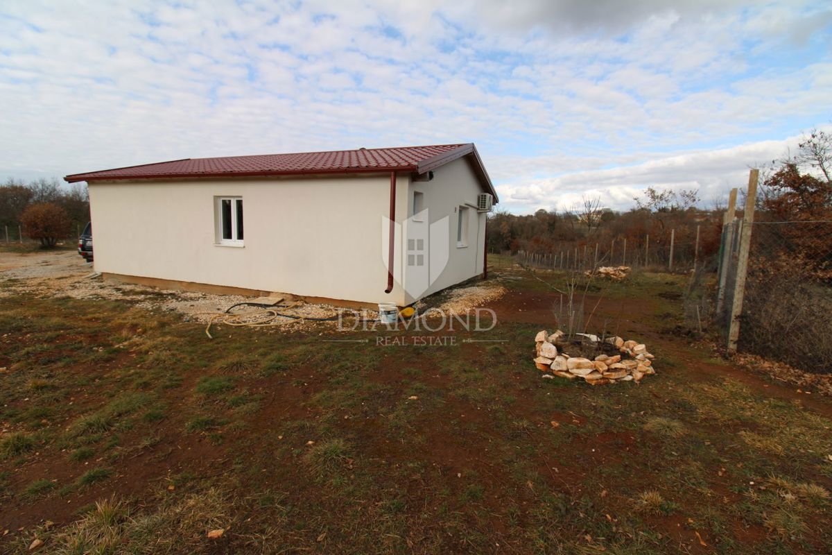 Casa situata su un ampio terreno di 10.350 metri quadrati.