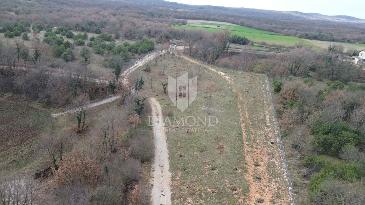 Casa situata su un ampio terreno di 10.350 metri quadrati.