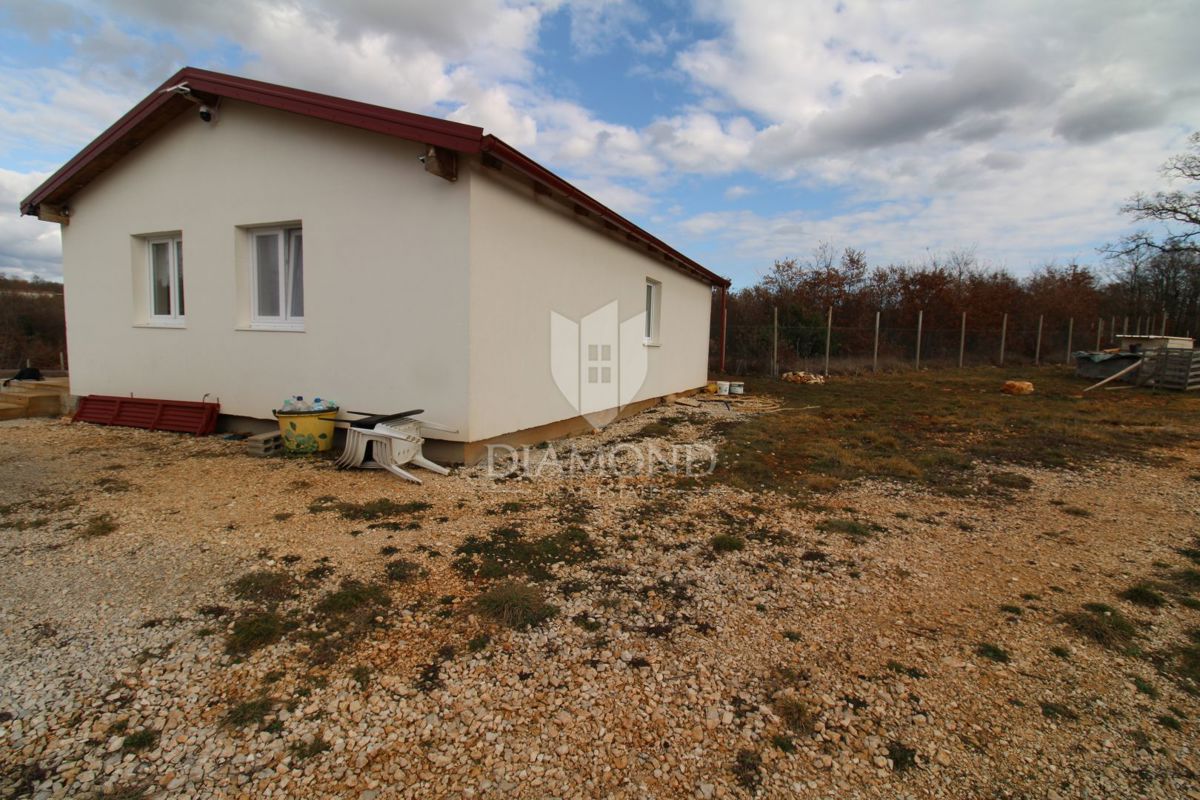 Casa situata su un ampio terreno di 10.350 metri quadrati.