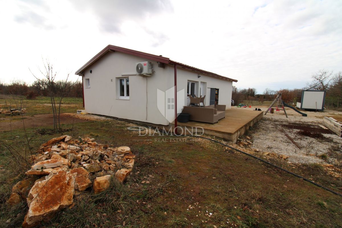 Casa situata su un ampio terreno di 10.350 metri quadrati.