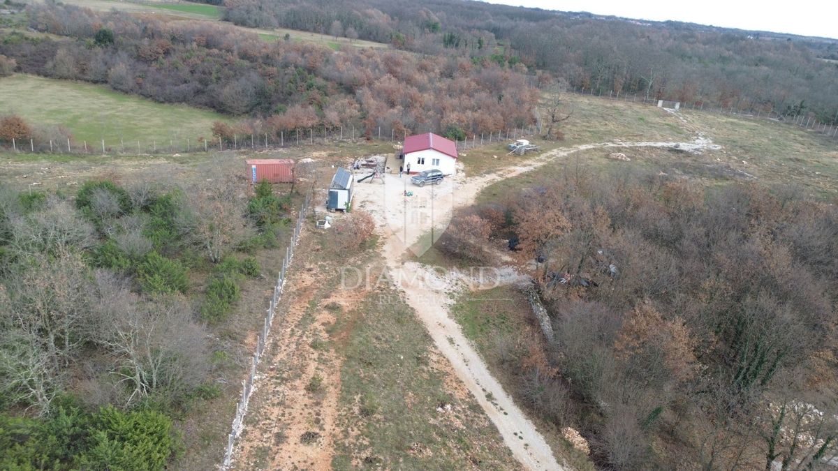 Casa situata su un ampio terreno di 10.350 metri quadrati.