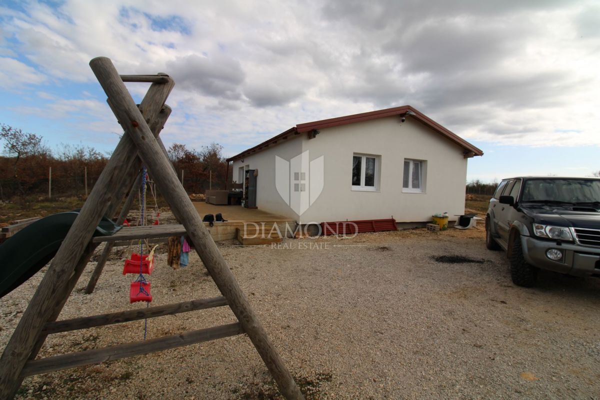 Casa situata su un ampio terreno di 10.350 metri quadrati.