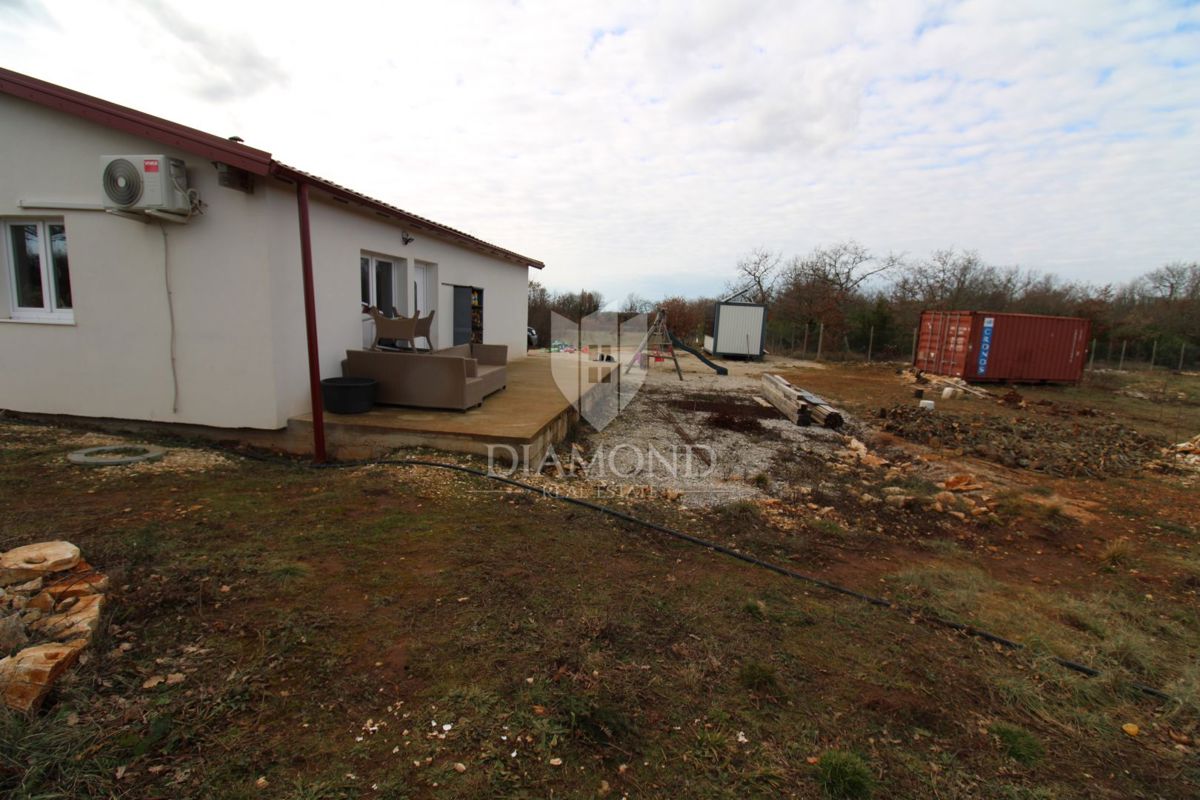 Casa situata su un ampio terreno di 10.350 metri quadrati.