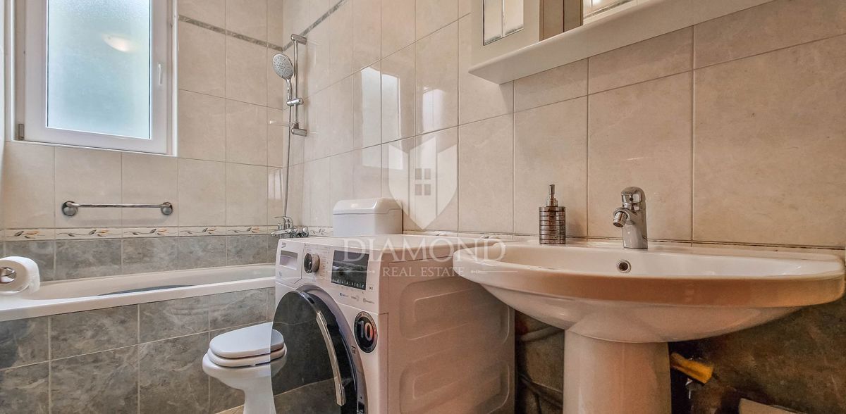 Parenzo, dintorni, bellissima casa bifamiliare con vista mare!