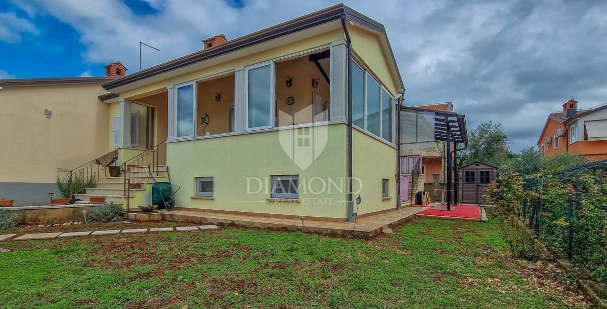 Parenzo, dintorni, bellissima casa bifamiliare con vista mare!