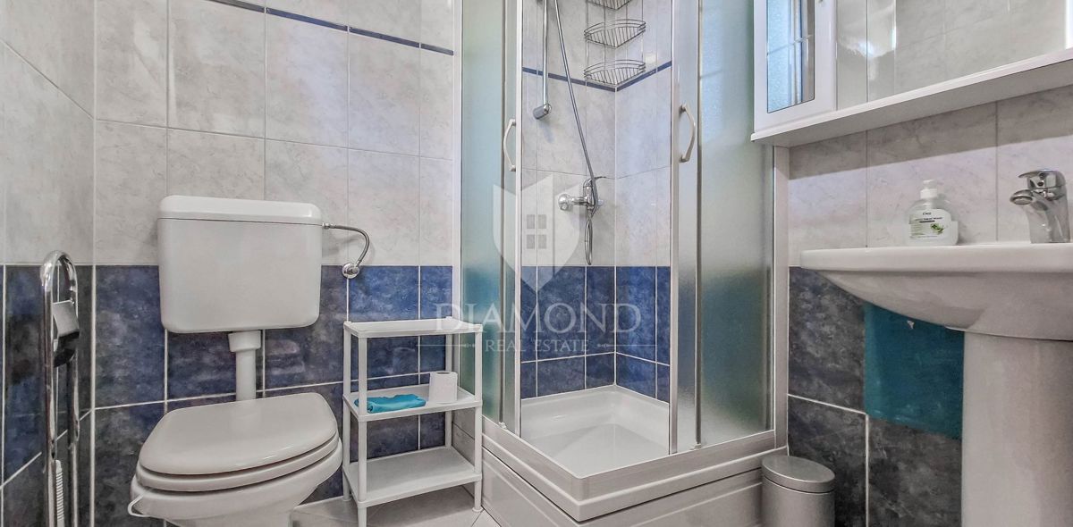 Parenzo, dintorni, bellissima casa bifamiliare con vista mare!