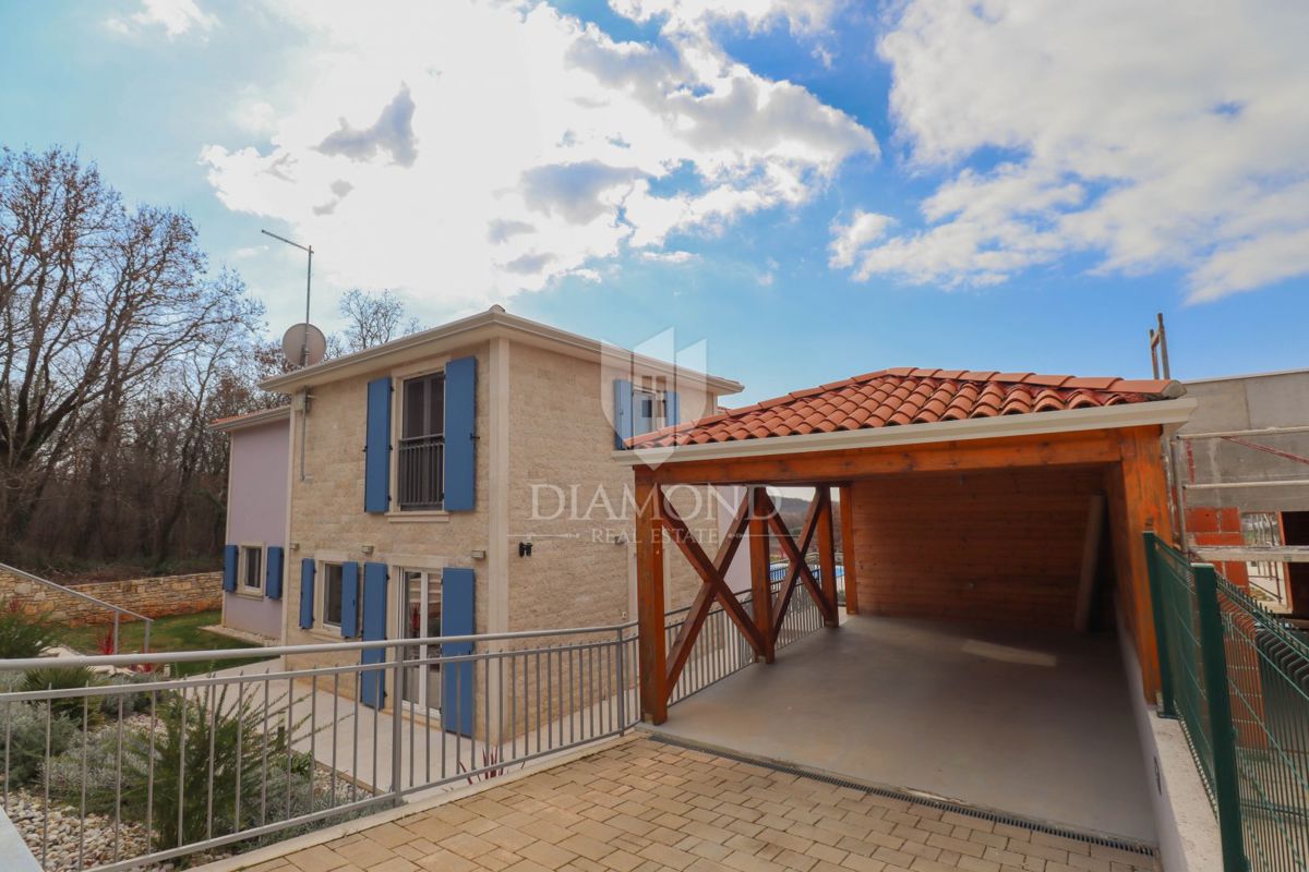 Bellissima casa con piscina, a 9 km da Rovigno, vista e tranquillità