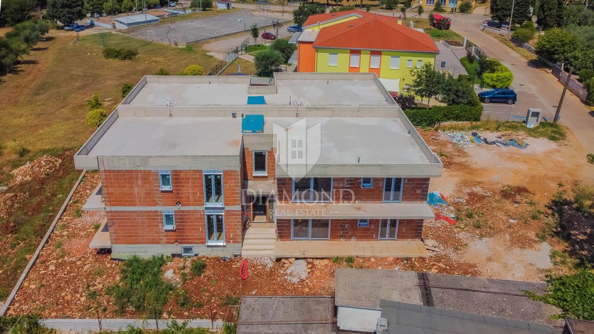 Umago, nuovo edificio! Piano terra con vista mare!