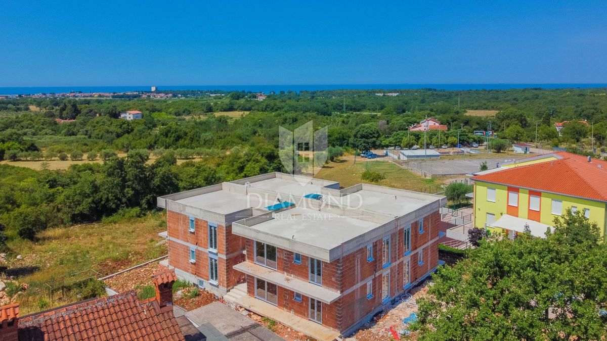 Umago, nuovo edificio! Piano terra con vista mare!