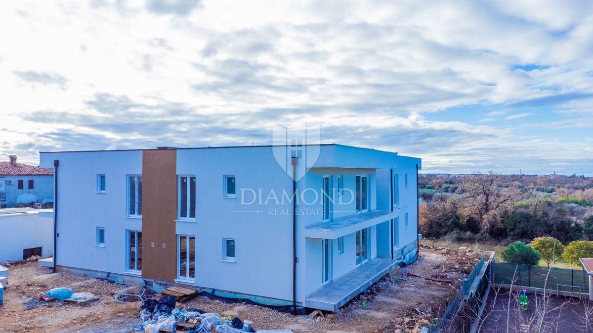 Umago, nuovo edificio! Piano terra con vista mare!