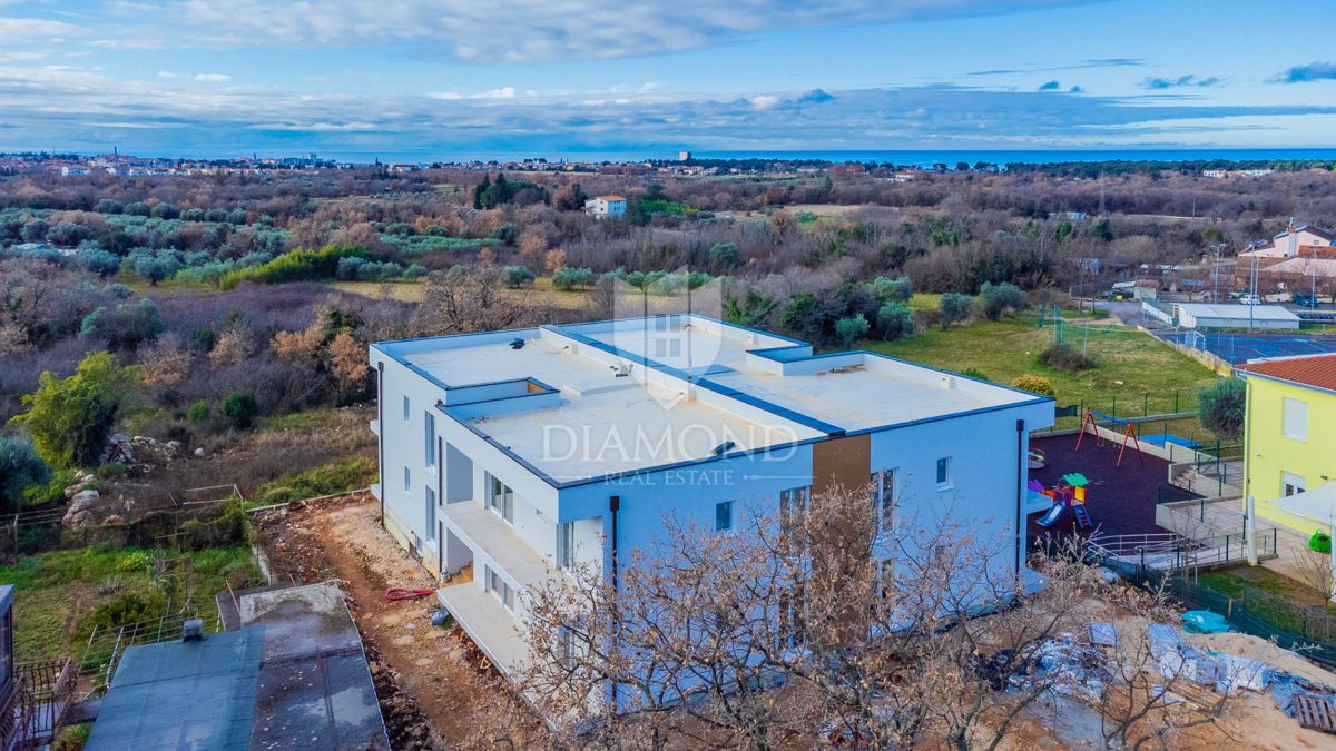 Umago, nuovo edificio! Piano terra con vista mare!