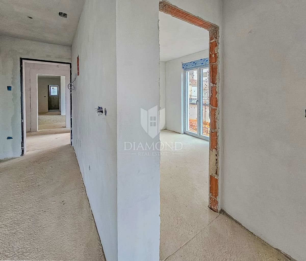 Umago, nuovo edificio! Piano terra con vista mare!