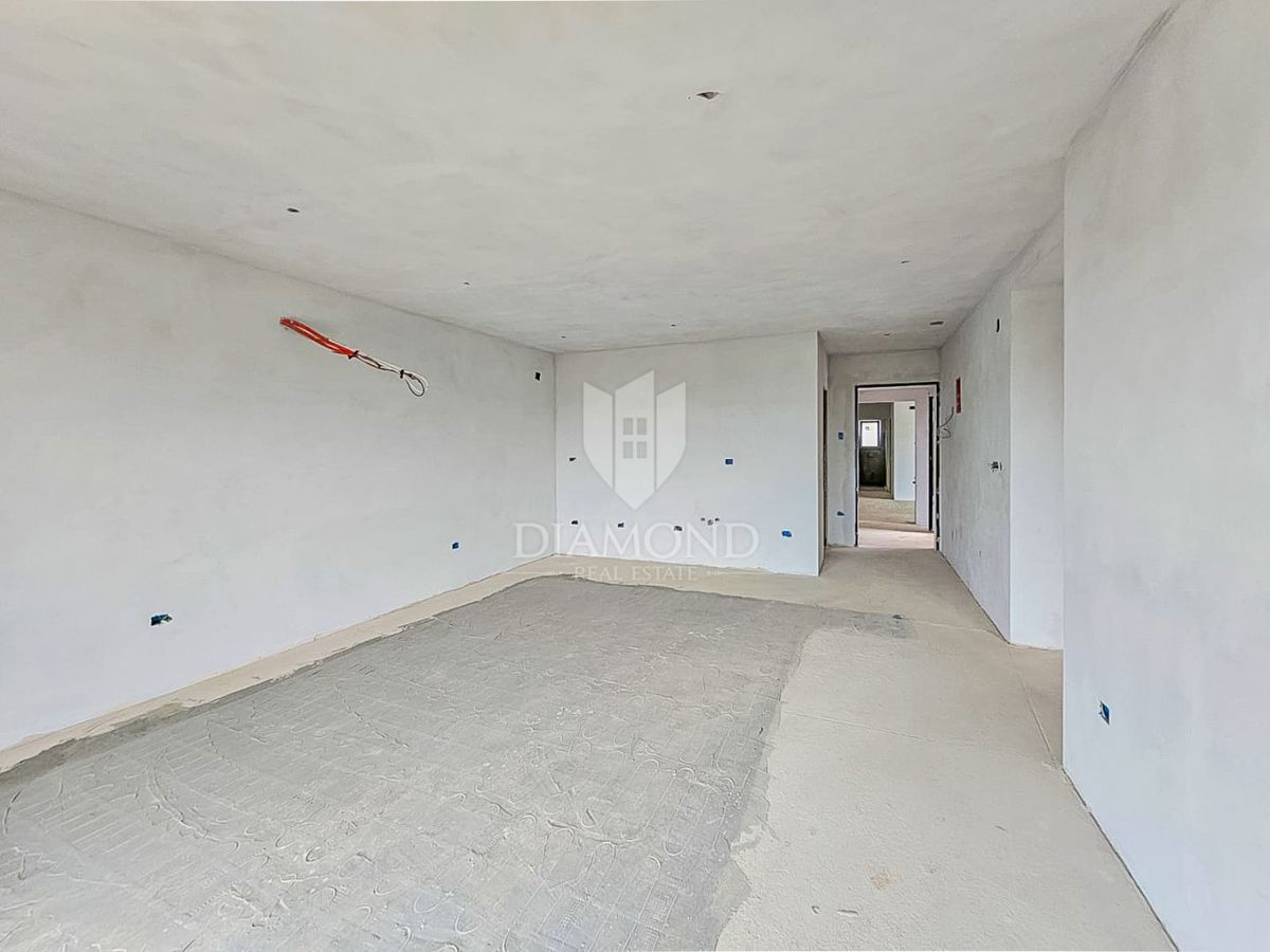 Umago, nuovo edificio! Piano terra con vista mare!