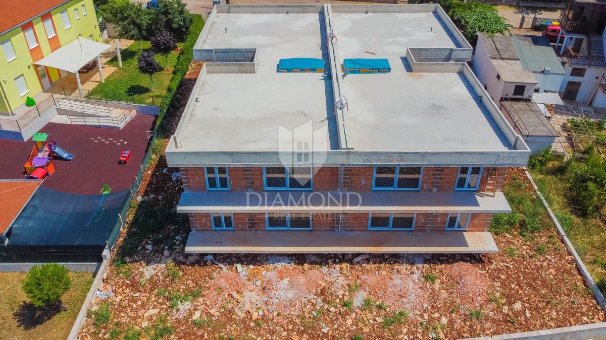 Umago, nuovo edificio! Piano terra con vista mare!