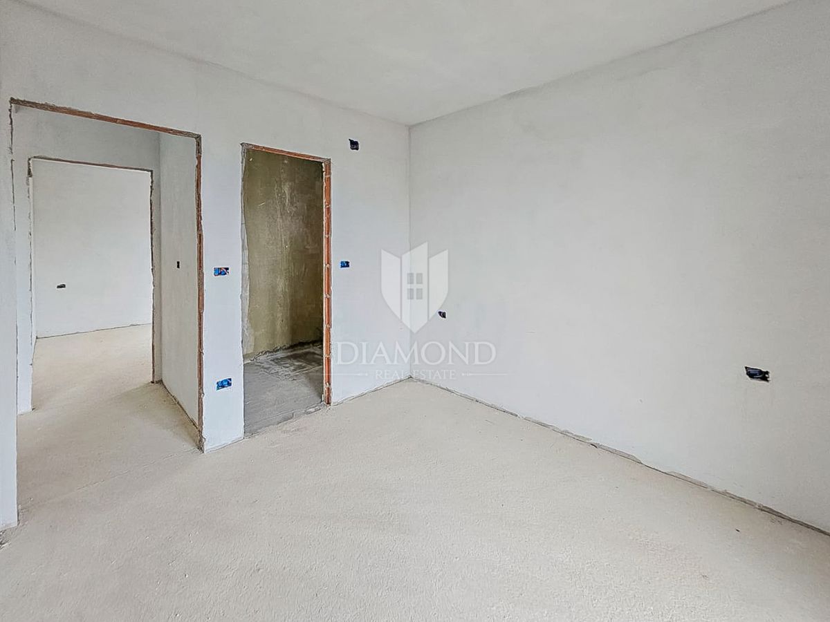 Umago, nuovo edificio! Piano terra con vista mare!