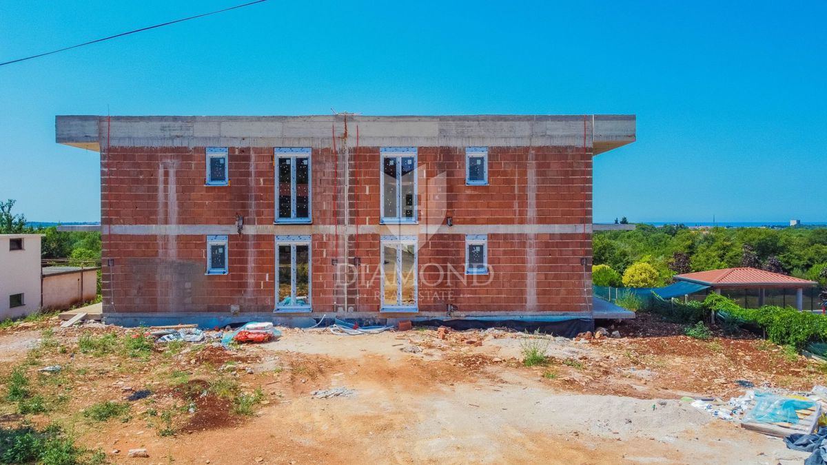 Umago, nuovo edificio! Piano terra con vista mare!