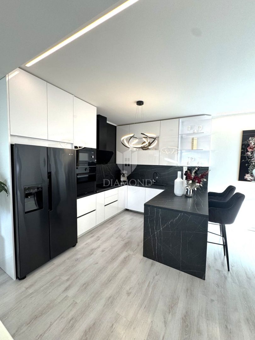 Viškovo, un appartamento che offre comfort e un'opportunità commerciale