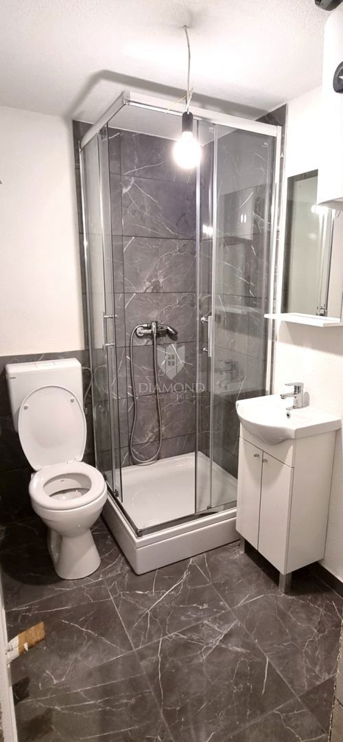 Viškovo, un appartamento che offre comfort e un'opportunità commerciale