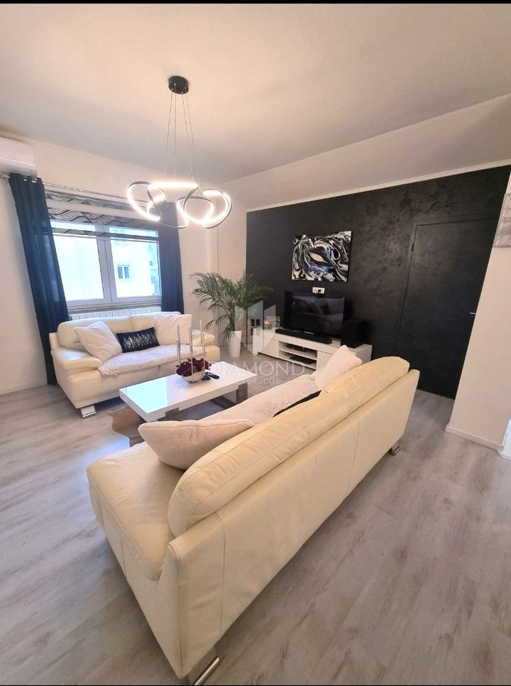 Viškovo, un appartamento che offre comfort e un'opportunità commerciale