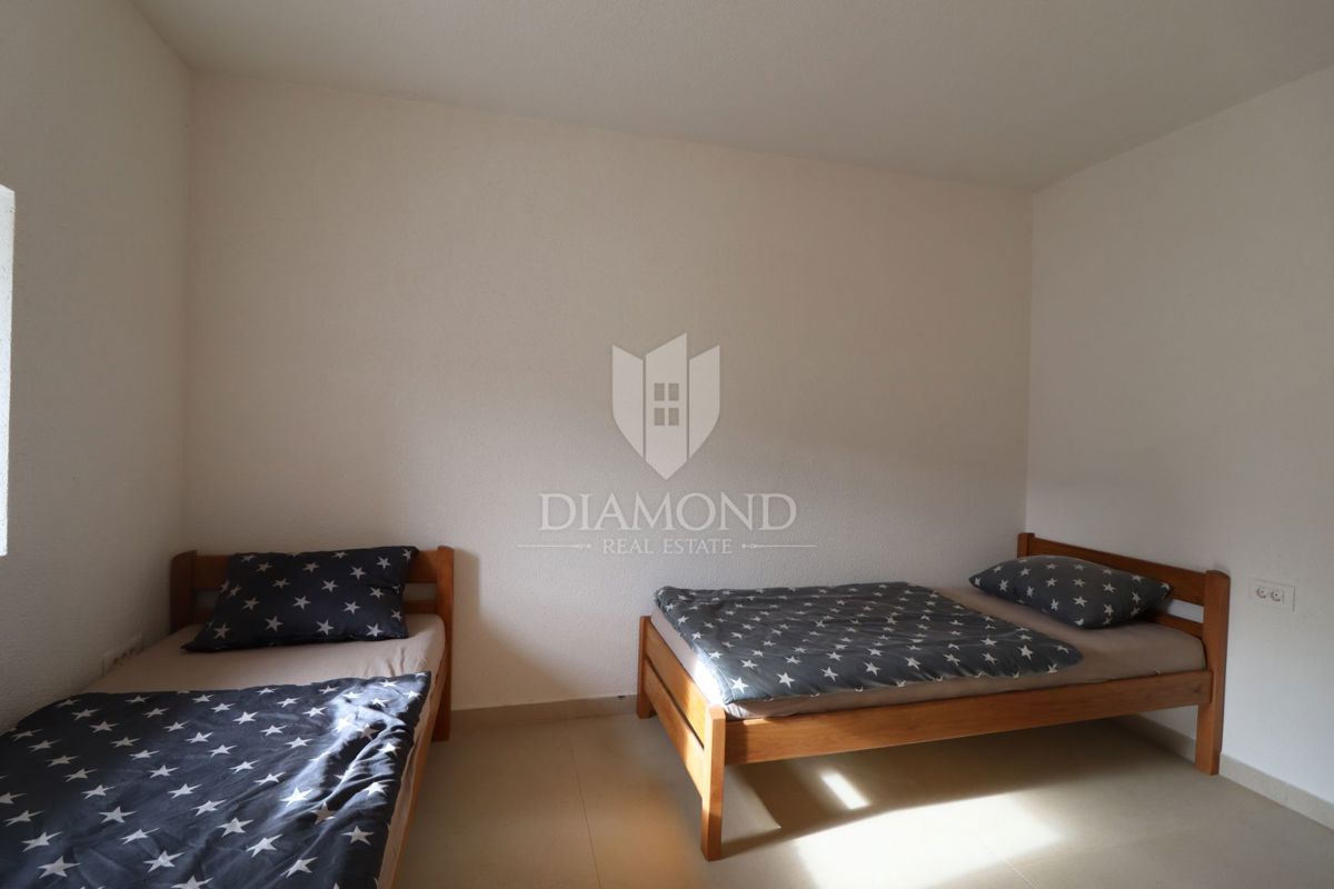 Poreč, dintorni, edificio residenziale-commerciale con 50 posti letto