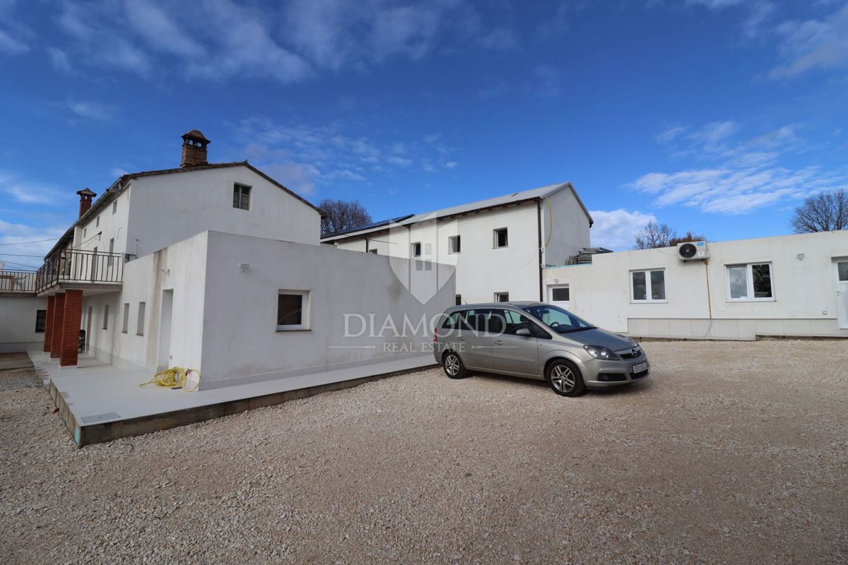 Poreč, dintorni, edificio residenziale-commerciale con 50 posti letto