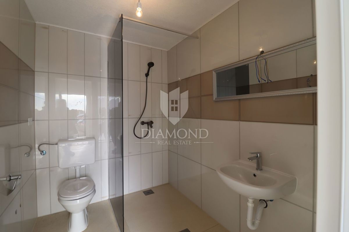 Poreč, dintorni, edificio residenziale-commerciale con 50 posti letto