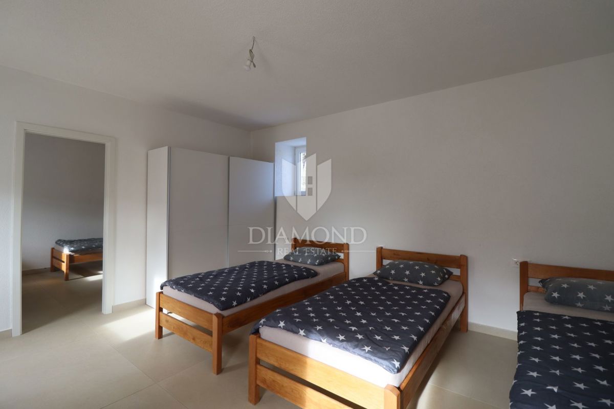 Poreč, dintorni, edificio residenziale-commerciale con 50 posti letto