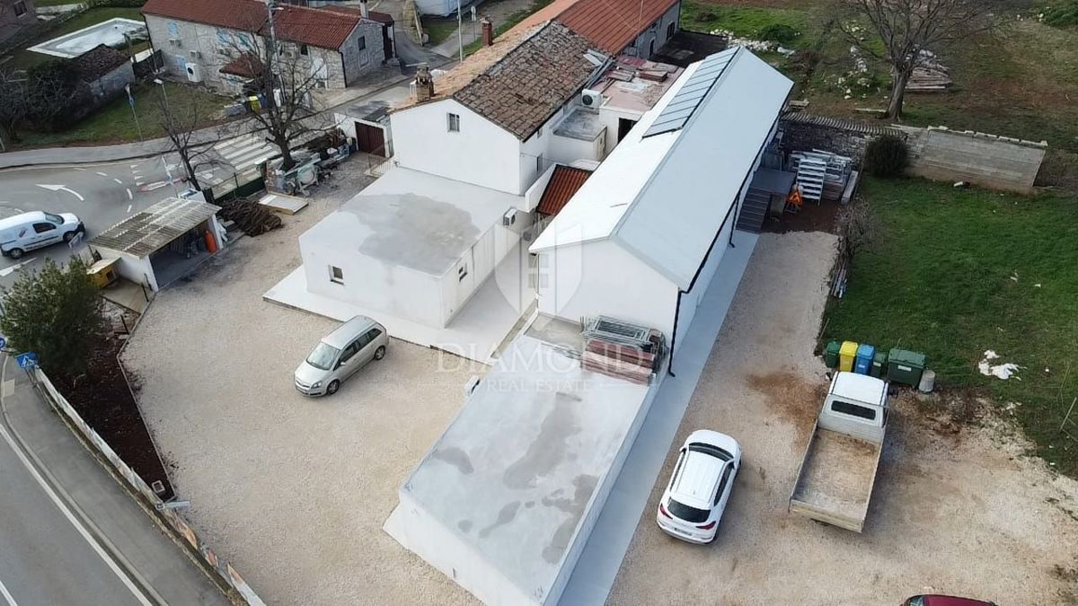 Poreč, dintorni, edificio residenziale-commerciale con 50 posti letto