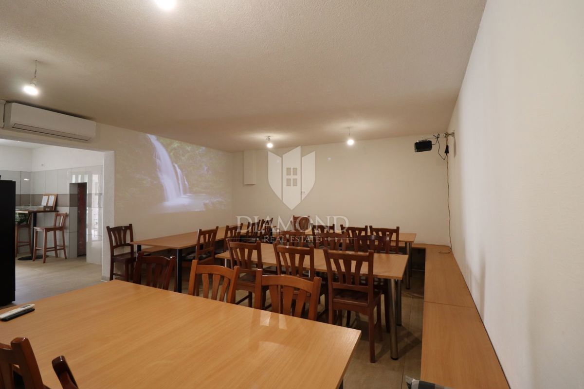 Poreč, dintorni, edificio residenziale-commerciale con 50 posti letto