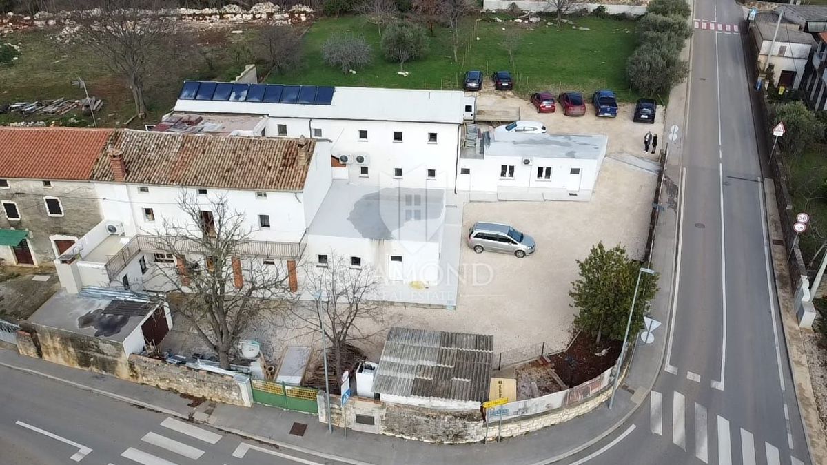 Poreč, dintorni, edificio residenziale-commerciale con 50 posti letto