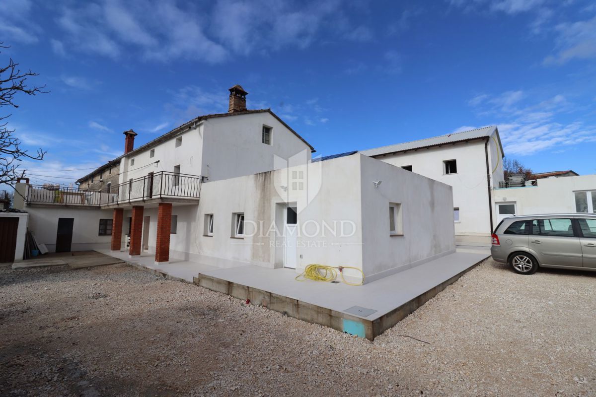 Poreč, dintorni, edificio residenziale-commerciale con 50 posti letto