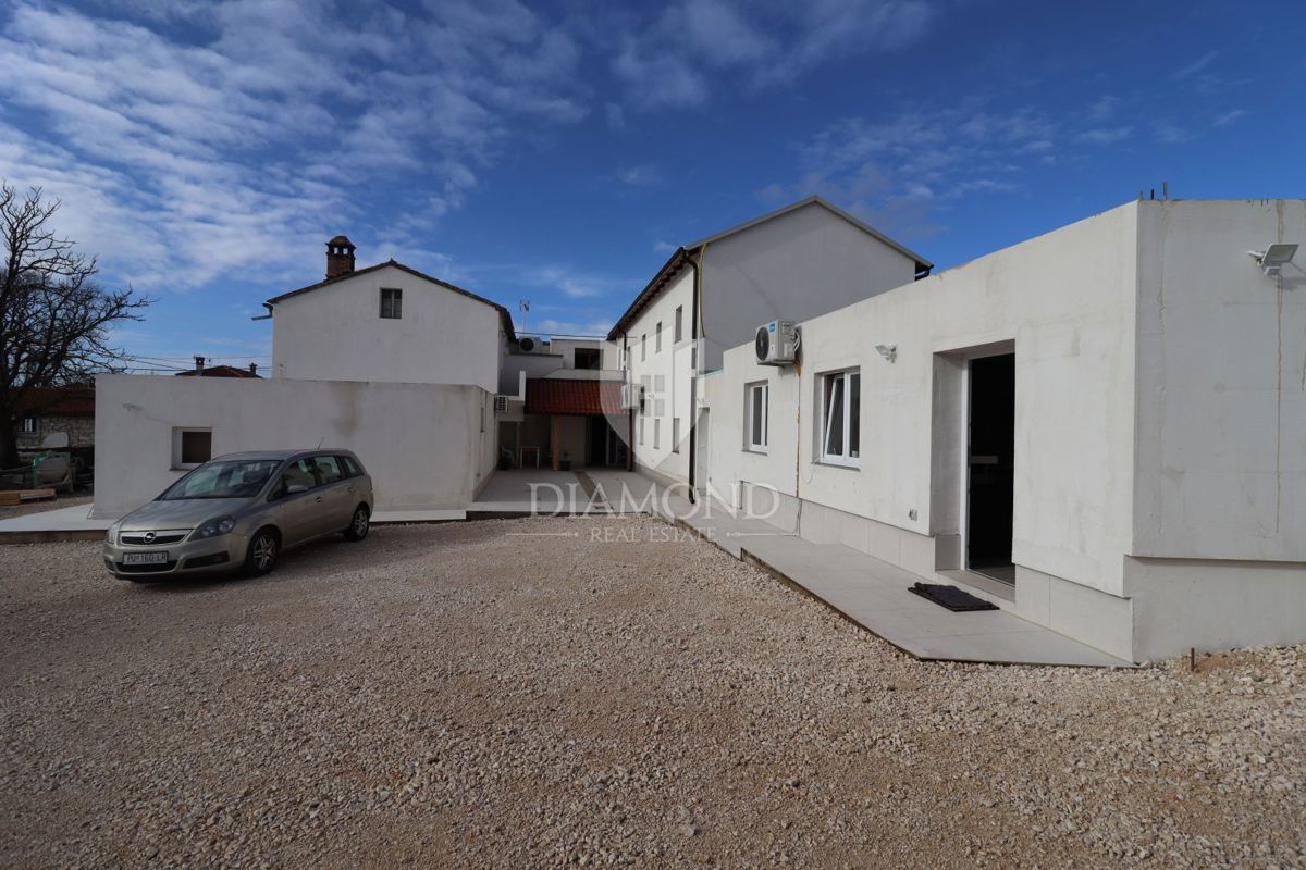 Poreč, dintorni, edificio residenziale-commerciale con 50 posti letto