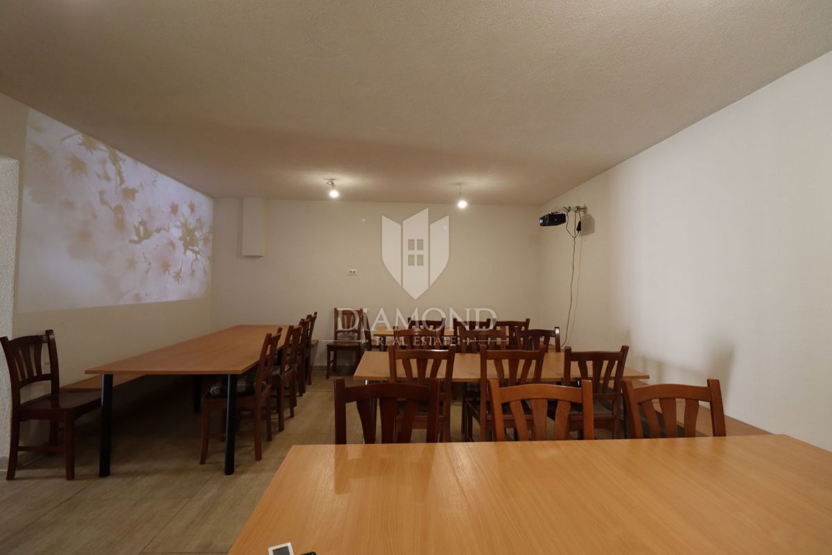 Poreč, dintorni, edificio residenziale-commerciale con 50 posti letto