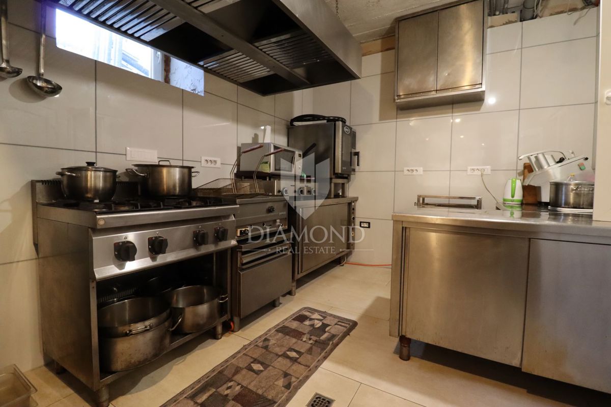 Poreč, dintorni, edificio residenziale-commerciale con 50 posti letto