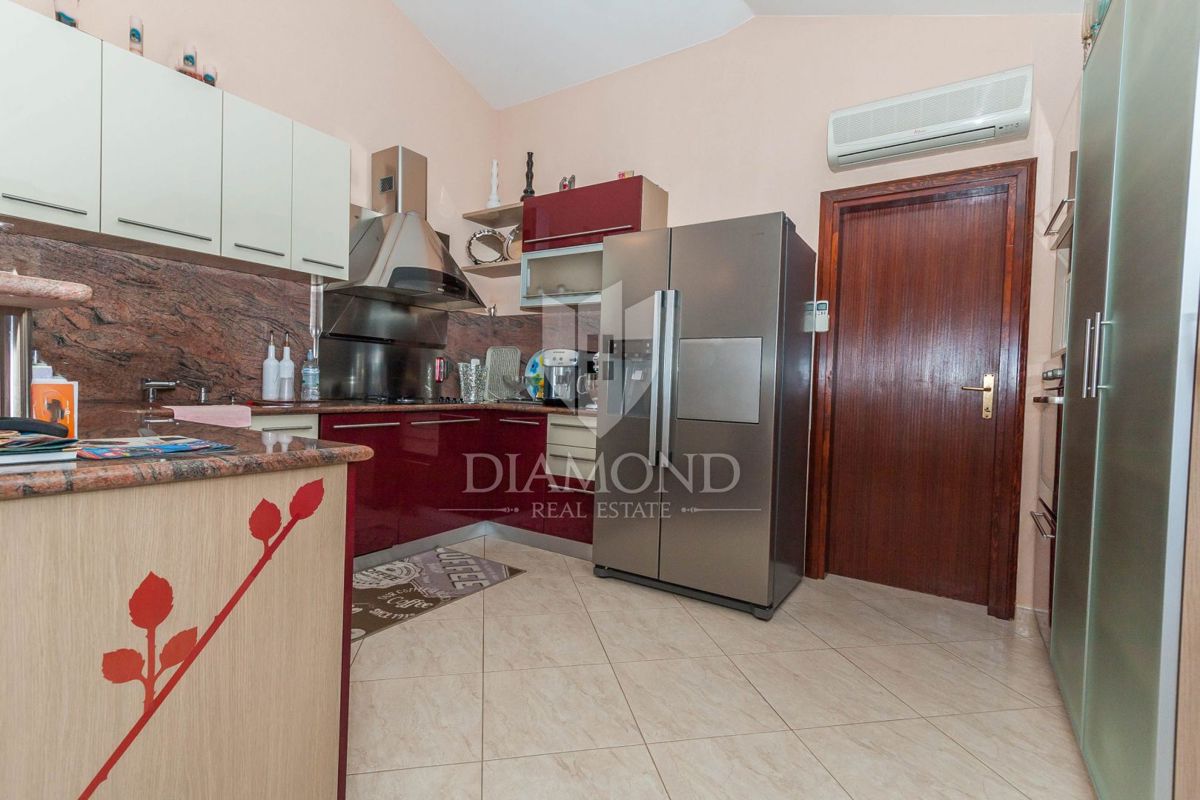 Novigrad, Appartamento con splendida vista mare!